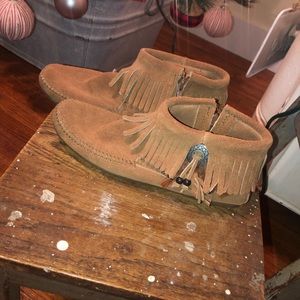 Fringe moccasins 😍